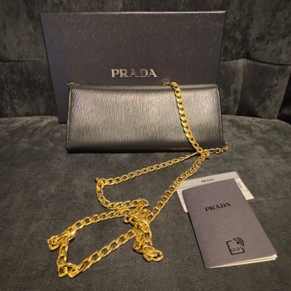 Prada - Picture 2 of 4